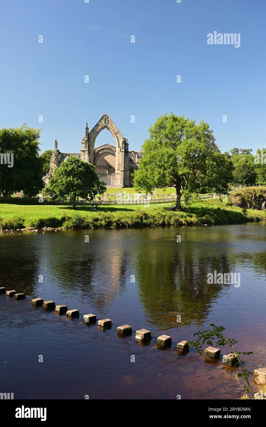 Promenade de pierres sur la rivière Wharfe à côté des ruines de Bolton Abbey, North Yorkshire. Banque D'Images