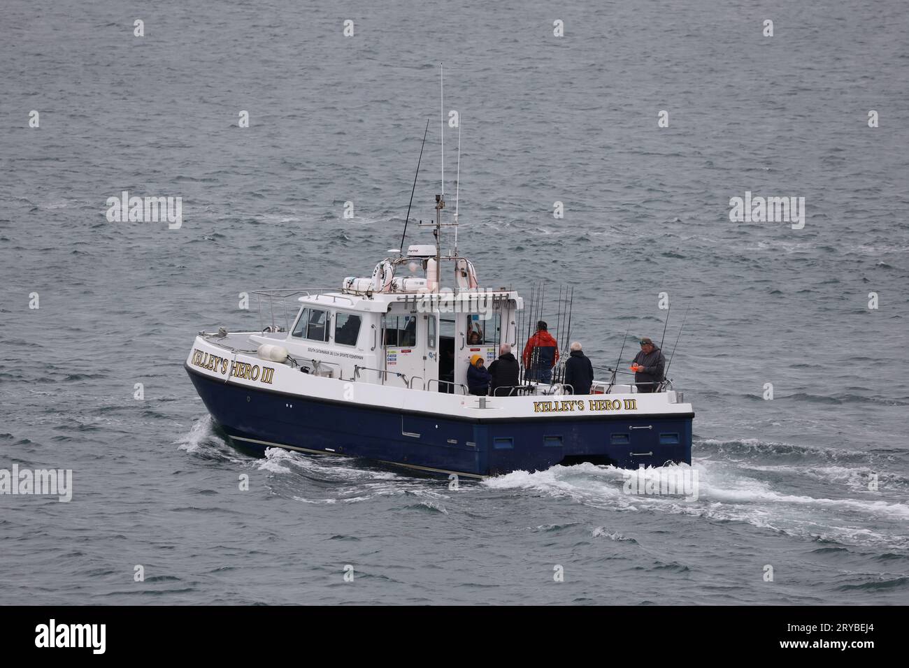 Le catamaran de pêche affrété KELLEY’S HERO III quitte le port et se dirige vers le Solent Banque D'Images