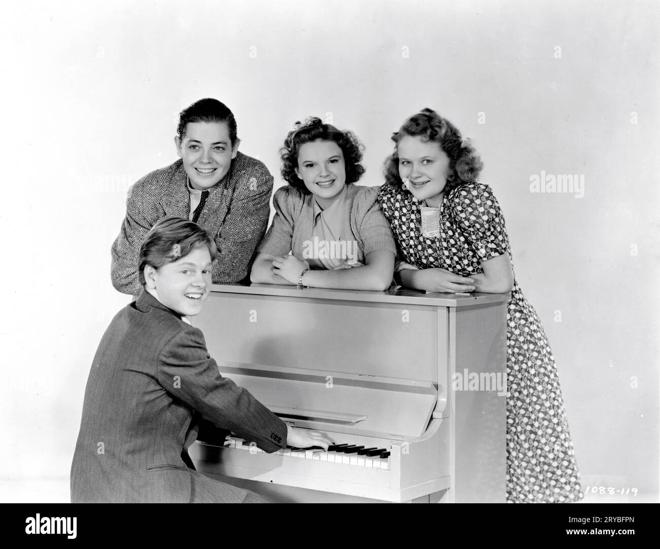 MICKEY ROONEY DOUGLAS McPhail JUDY GARLAND et BETTY JAYNES posent avec piano en BABES IN ARMS réalisateur 1939 BUSBY BERKELEY Metro Goldwyn Mayer (MGM) Banque D'Images