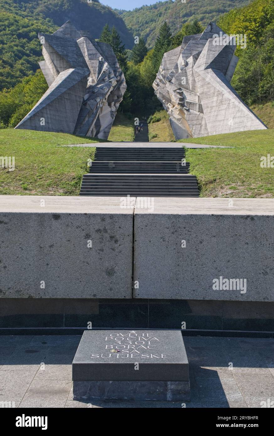 Tjentiste, Bosnie-Herzégovine - 29 septembre 2023 : ce complexe commémoratif commémore la bataille de la Sutjeska pendant la Seconde Guerre mondiale. Sunny sum Banque D'Images