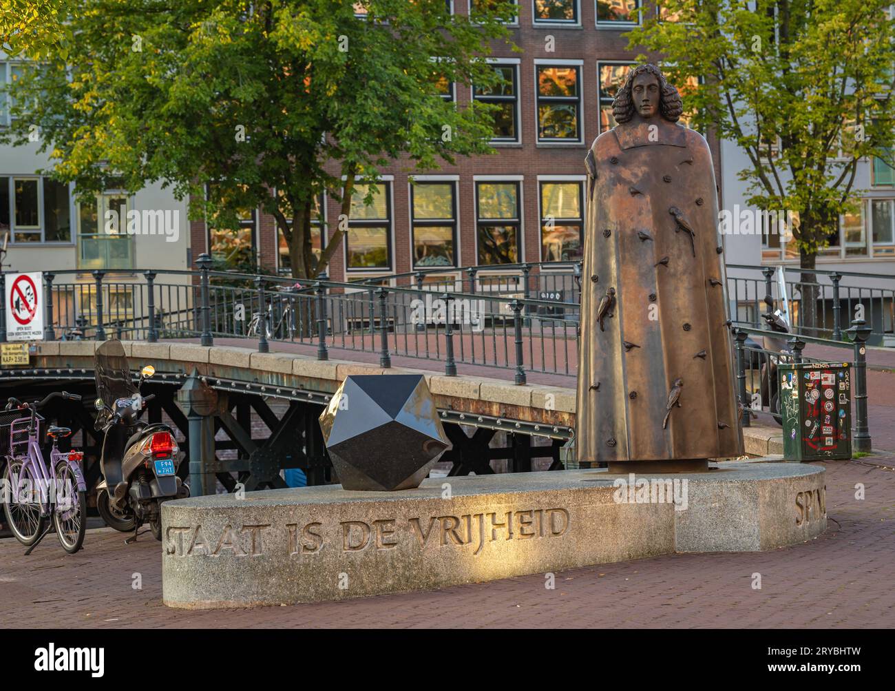 Amsterdam, pays-Bas, 29.09.2023, Statue du philosophe Baruch Spinoza à Zwanenburgwal à Amsterdam Banque D'Images