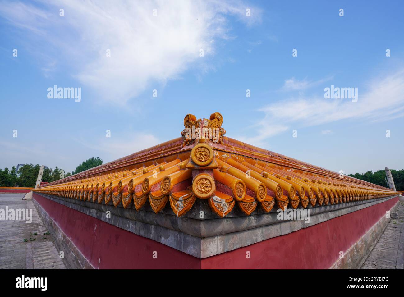 Mur bas de tuiles vernissées chinoises jaunes de Fangzetan dans le parc Ditan de Beijing Banque D'Images
