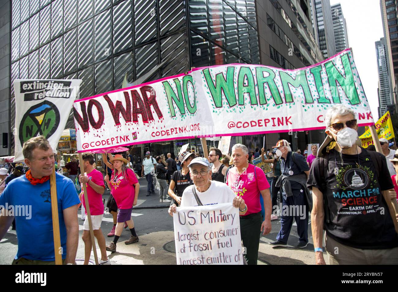 Le dimanche 17 septembre, environ 75 000 000 personnes ont défilé dans les rues de New York lors du plus grand événement climatique aux États-Unis depuis le début du COVID. La marche a appelé le président Biden à prendre des mesures beaucoup plus fortes contre les combustibles fossiles, y compris à honorer son engagement de campagne de cesser de délivrer des permis pour l'extraction de combustibles fossiles sur les terres fédérales et à déclarer officiellement une urgence climatique Banque D'Images