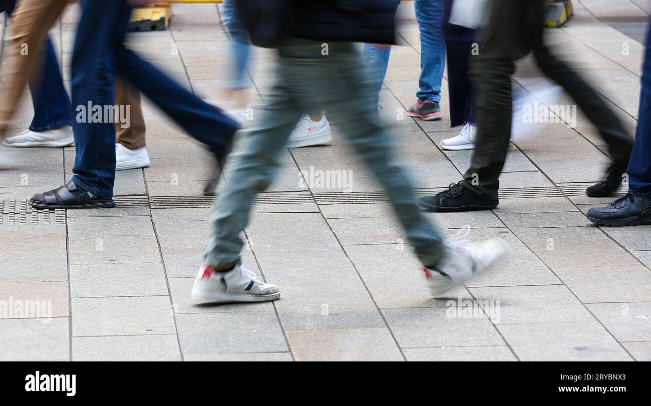 Leipzig, Allemagne. 30 septembre 2023. De nombreux passants se promènent à travers Grimmaische Straße dans le centre-ville (prise de vue longue vitesse). Depuis la réunification allemande en 1990, la « Journée de l'unité allemande » a été célébrée le 3 octobre. Hambourg attend des centaines de milliers de visiteurs à la célébration centrale de la Journée de l'unité allemande. Déjà sur 01.10.2023 autour de la mairie et Binnenalster le festival des citoyens sera ouvert. Crédit : Jan Woitas/dpa/Alamy Live News Banque D'Images