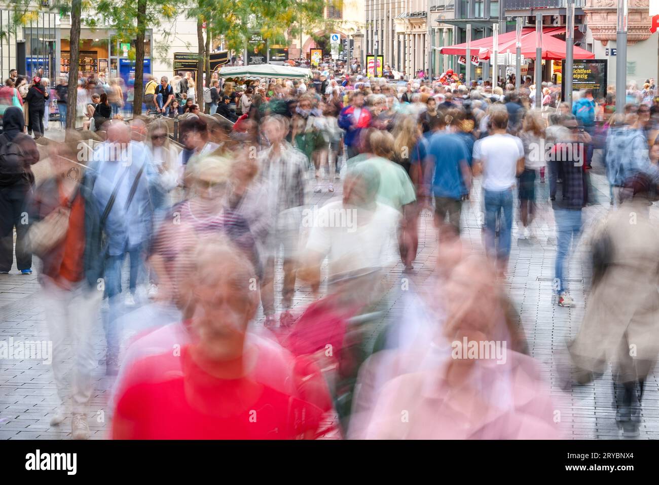 Leipzig, Allemagne. 30 septembre 2023. De nombreux passants se promènent à travers Grimmaische Straße dans le centre-ville (prise de vue longue vitesse). Depuis la réunification allemande en 1990, la « Journée de l'unité allemande » a été célébrée le 3 octobre. Hambourg attend des centaines de milliers de visiteurs à la célébration centrale de la Journée de l'unité allemande. Déjà sur 01.10.2023 autour de la mairie et Binnenalster le festival des citoyens sera ouvert. Crédit : Jan Woitas/dpa/Alamy Live News Banque D'Images