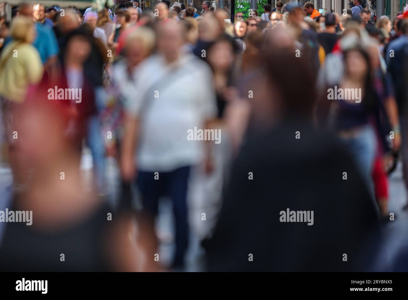 Leipzig, Allemagne. 30 septembre 2023. De nombreux passants marchent le long de Grimmaische Strasse dans le centre-ville. Depuis la réunification allemande en 1990, la « Journée de l'unité allemande » a été célébrée le 3 octobre. Hambourg attend des centaines de milliers de visiteurs à la célébration centrale de la Journée de l'unité allemande. Déjà sur 01.10.2023 autour de la mairie et Binnenalster le festival des citoyens sera ouvert. Crédit : Jan Woitas/dpa/Alamy Live News Banque D'Images