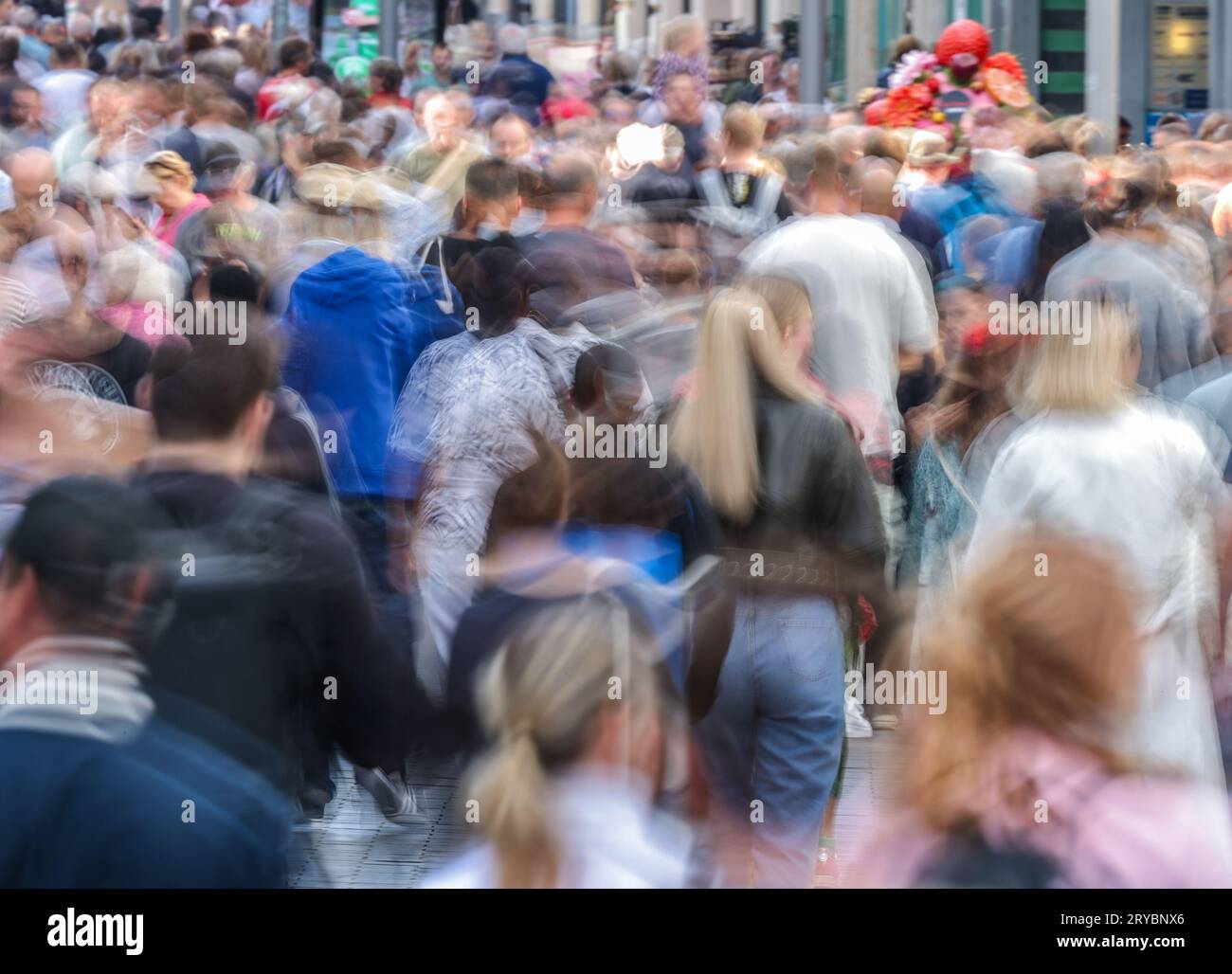 Leipzig, Allemagne. 30 septembre 2023. De nombreux passants se promènent à travers Grimmaische Straße dans le centre-ville (prise de vue longue vitesse). Depuis la réunification allemande en 1990, la « Journée de l'unité allemande » a été célébrée le 3 octobre. Hambourg attend des centaines de milliers de visiteurs à la célébration centrale de la Journée de l'unité allemande. Déjà sur 01.10.2023 autour de la mairie et Binnenalster le festival des citoyens sera ouvert. Crédit : Jan Woitas/dpa/Alamy Live News Banque D'Images