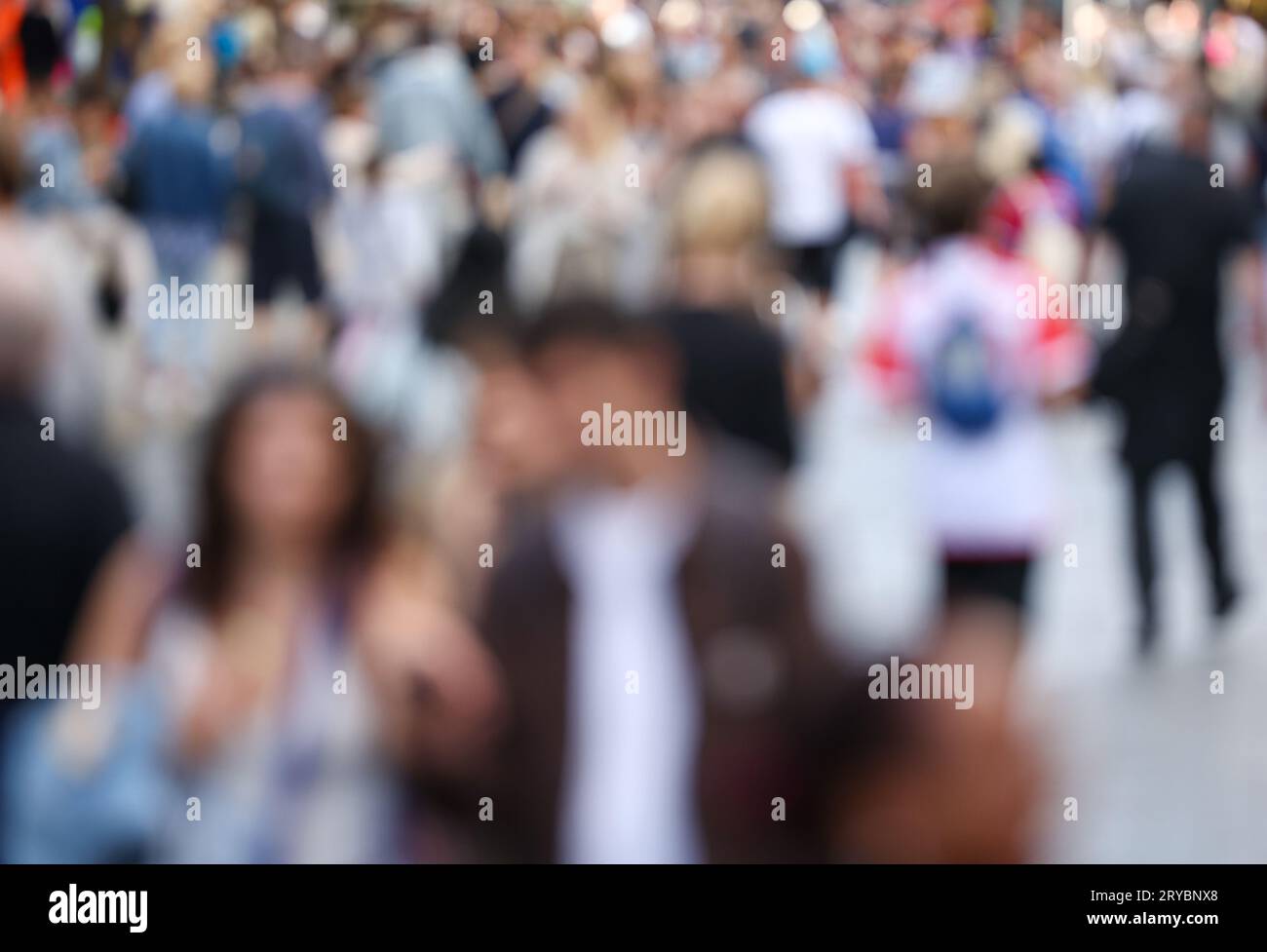 Leipzig, Allemagne. 30 septembre 2023. De nombreux passants marchent le long de Grimmaische Strasse dans le centre-ville. Depuis la réunification allemande en 1990, la « Journée de l'unité allemande » a été célébrée le 3 octobre. Hambourg attend des centaines de milliers de visiteurs à la célébration centrale de la Journée de l'unité allemande. Déjà sur 01.10.2023 autour de la mairie et Binnenalster le festival des citoyens sera ouvert. Crédit : Jan Woitas/dpa/Alamy Live News Banque D'Images