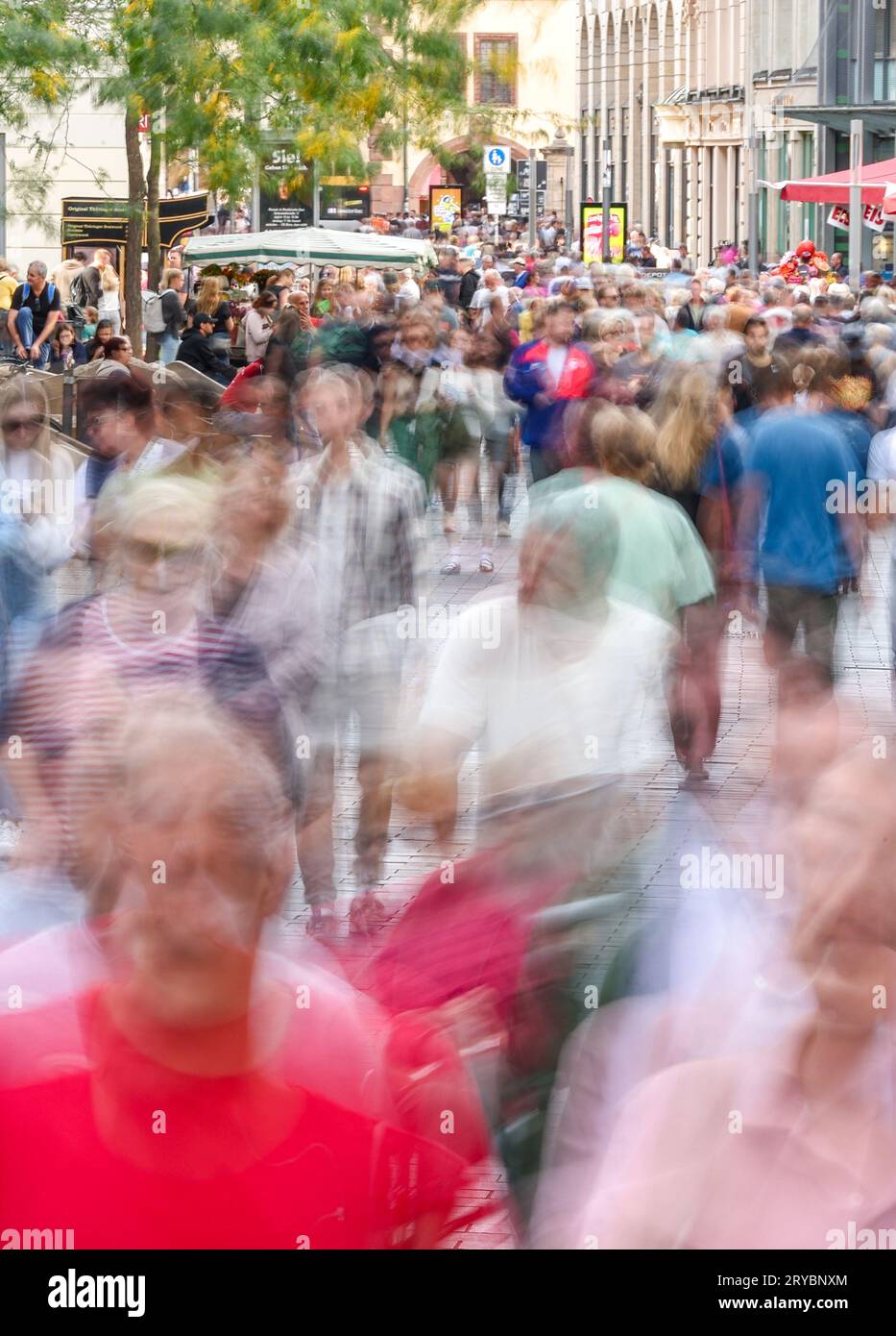 Leipzig, Allemagne. 30 septembre 2023. De nombreux passants se promènent à travers Grimmaische Straße dans le centre-ville (prise de vue longue vitesse). Depuis la réunification allemande en 1990, la « Journée de l'unité allemande » a été célébrée le 3 octobre. Hambourg attend des centaines de milliers de visiteurs à la célébration centrale de la Journée de l'unité allemande. Déjà sur 01.10.2023 autour de la mairie et Binnenalster le festival des citoyens sera ouvert. Crédit : Jan Woitas/dpa/Alamy Live News Banque D'Images