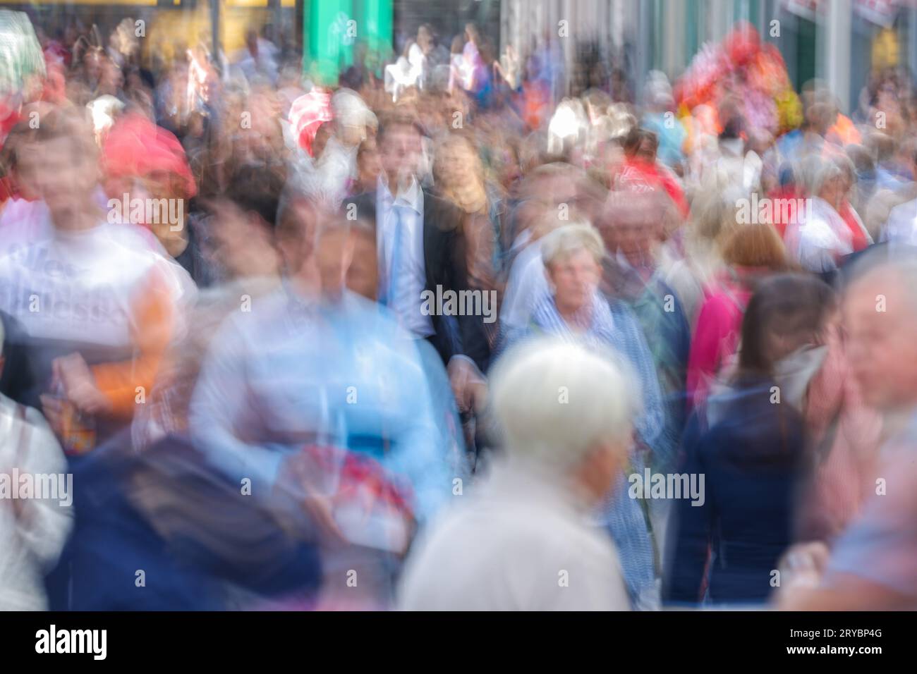 Leipzig, Allemagne. 30 septembre 2023. De nombreux passants se promènent à travers Grimmaische Straße dans le centre-ville (prise de vue longue vitesse). Depuis la réunification allemande en 1990, la « Journée de l'unité allemande » a été célébrée le 3 octobre. Hambourg attend des centaines de milliers de visiteurs à la célébration centrale de la Journée de l'unité allemande. Déjà sur 01.10.2023 autour de la mairie et Binnenalster le festival des citoyens sera ouvert. Crédit : Jan Woitas/dpa/Alamy Live News Banque D'Images