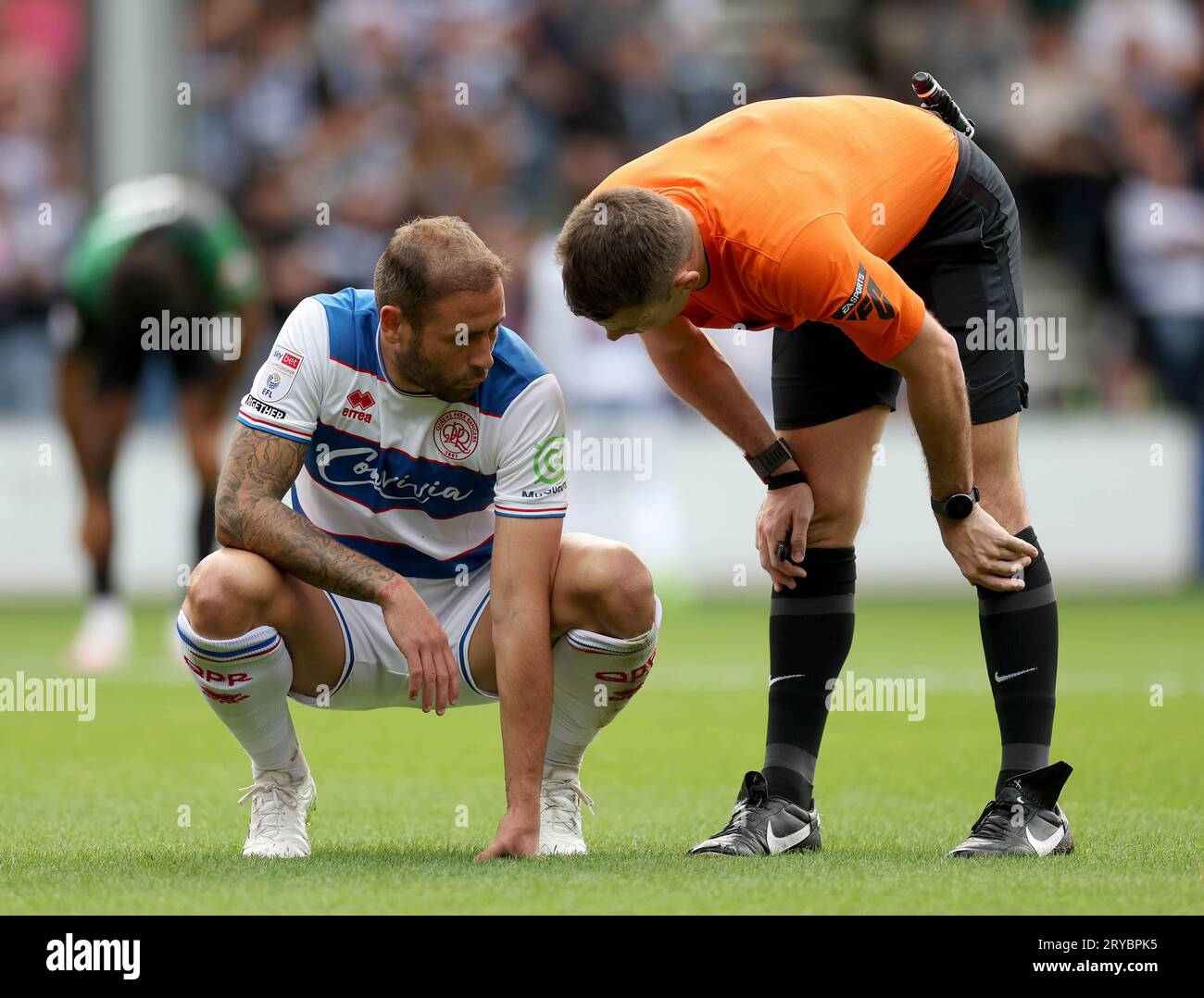 Steve Cook de Queens Park Rangers parle à l'arbitre lors du match du championnat Sky Bet à Loftus Road, Londres. Date de la photo : Samedi 30 septembre 2023. Banque D'Images