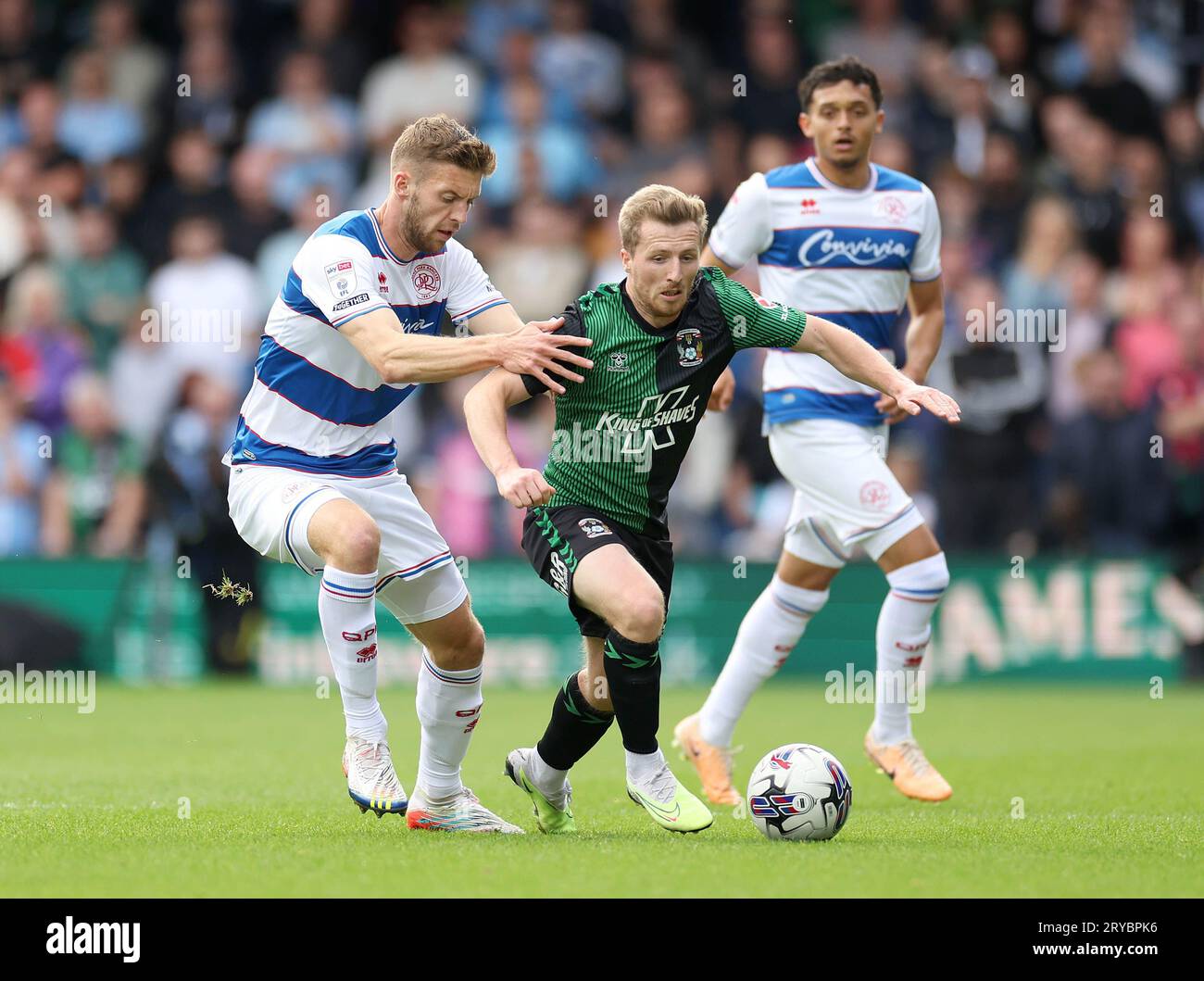 Jamie Allen de Coventry City (à droite) et Sam Field de Queens Park Rangers (à gauche) se battent pour le ballon lors du Sky Bet Championship Match à Loftus Road, Londres. Date de la photo : Samedi 30 septembre 2023. Banque D'Images