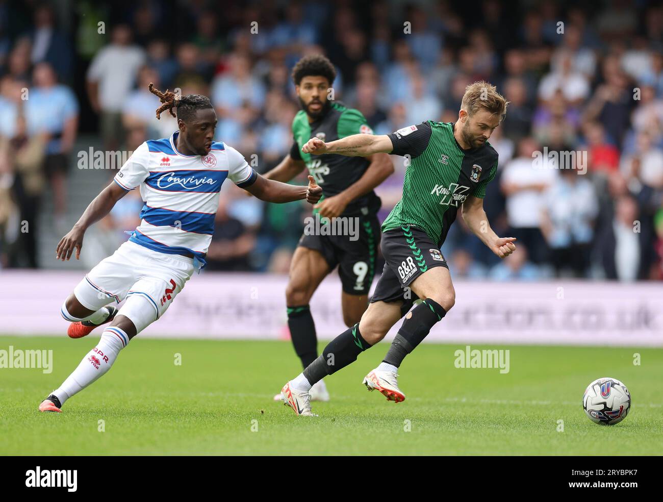 Matthew Godden (à droite) de Coventry City passe devant Osman Kakay des Queens Park Rangers lors du Sky Bet Championship Match à Loftus Road, Londres. Date de la photo : Samedi 30 septembre 2023. Banque D'Images