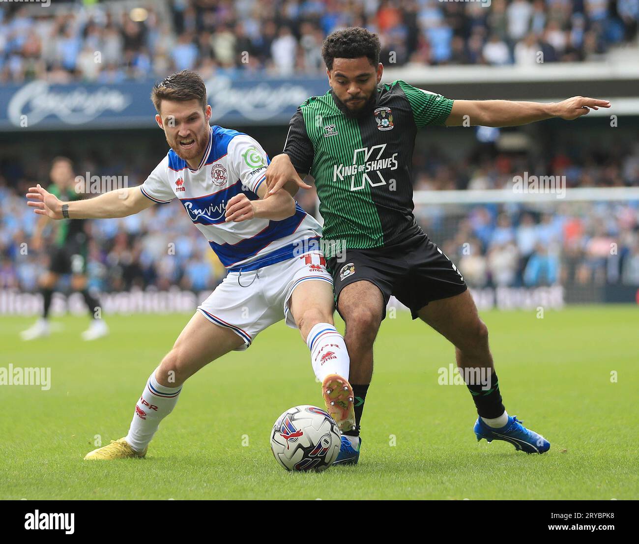 Jay Dasilva de Coventry City (à droite) et Paul Smyth des Queens Park Rangers se battent pour le ballon lors du Sky Bet Championship Match à Loftus Road, Londres. Date de la photo : Samedi 30 septembre 2023. Banque D'Images