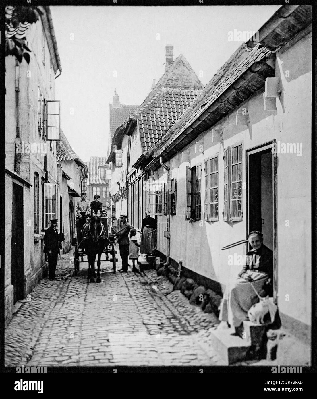 Allée à Odense, Danemark par V Richter c 1900-1920 Banque D'Images