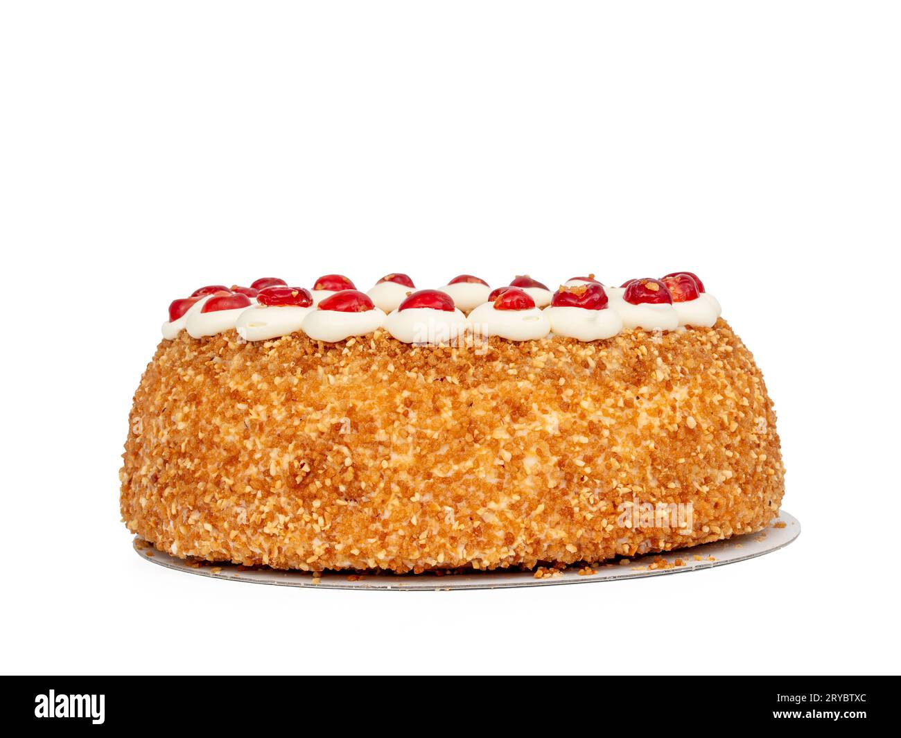 Frankfurter Kranz Cake, également connu simplement sous le nom de Kranz en Allemagne, est un dessert allemand classique et apprécié. Gâteau sur fond blanc. Banque D'Images
