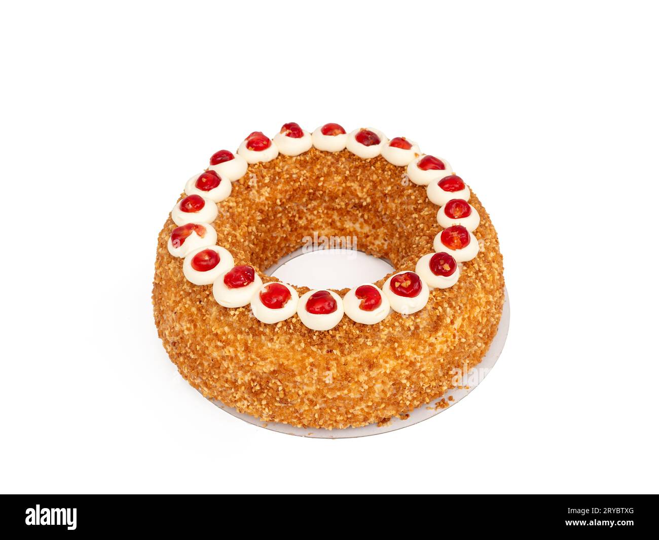 Frankfurter Kranz Cake, également connu simplement sous le nom de Kranz en Allemagne, est un dessert allemand classique et apprécié. Gâteau sur fond blanc. Banque D'Images