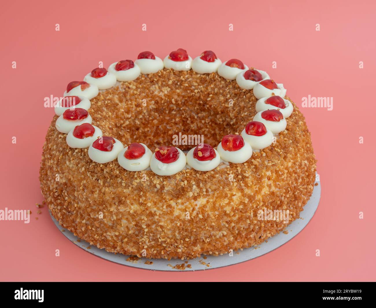 Frankfurter Kranz Cake, également connu simplement sous le nom de Kranz en Allemagne, est un dessert allemand classique et apprécié. Gâteau sur fond rose. Banque D'Images