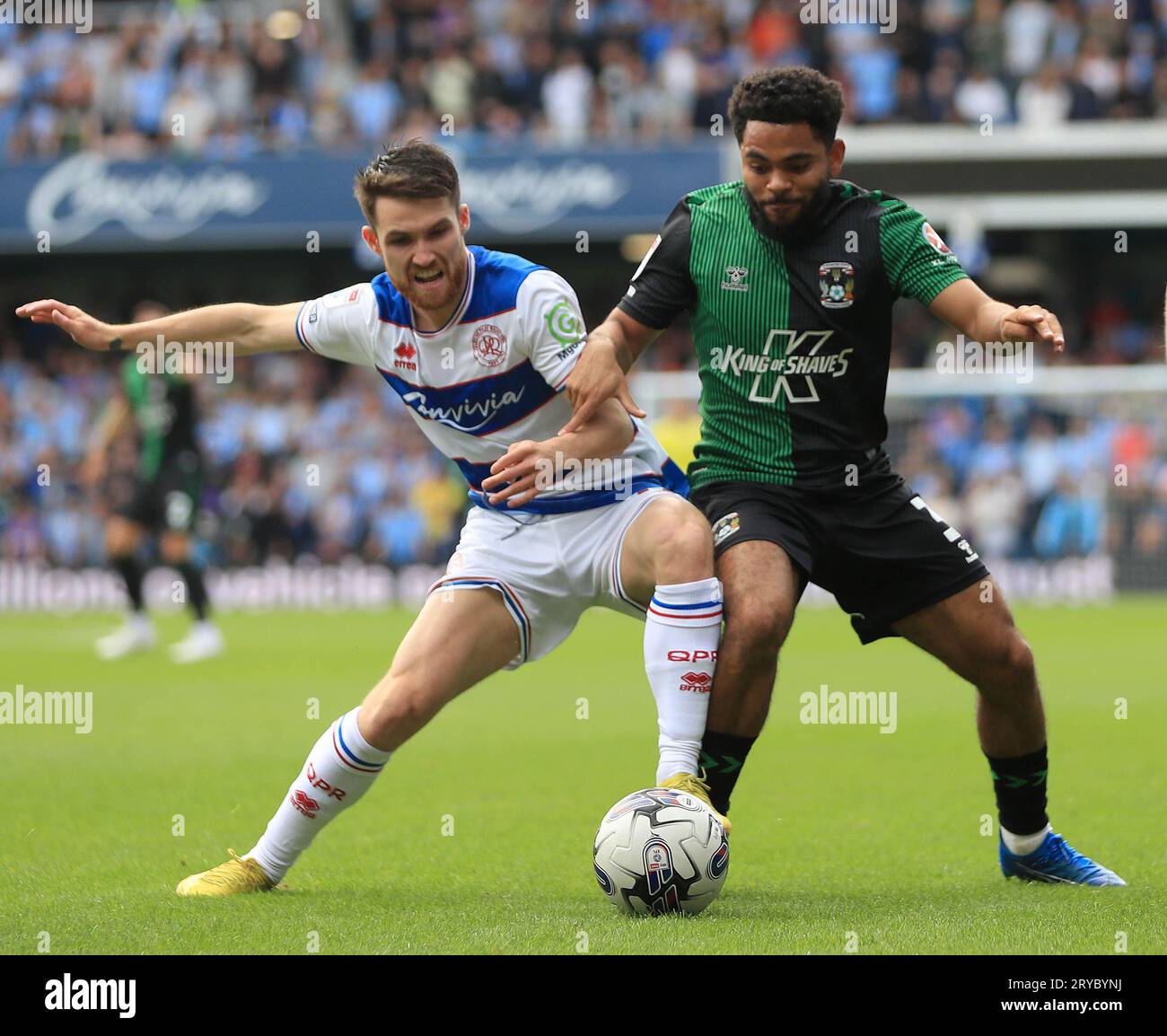 Jay Dasilva de Coventry City (à droite) et Paul Smyth des Queens Park Rangers se battent pour le ballon lors du Sky Bet Championship Match à Loftus Road, Londres. Date de la photo : Samedi 30 septembre 2023. Banque D'Images