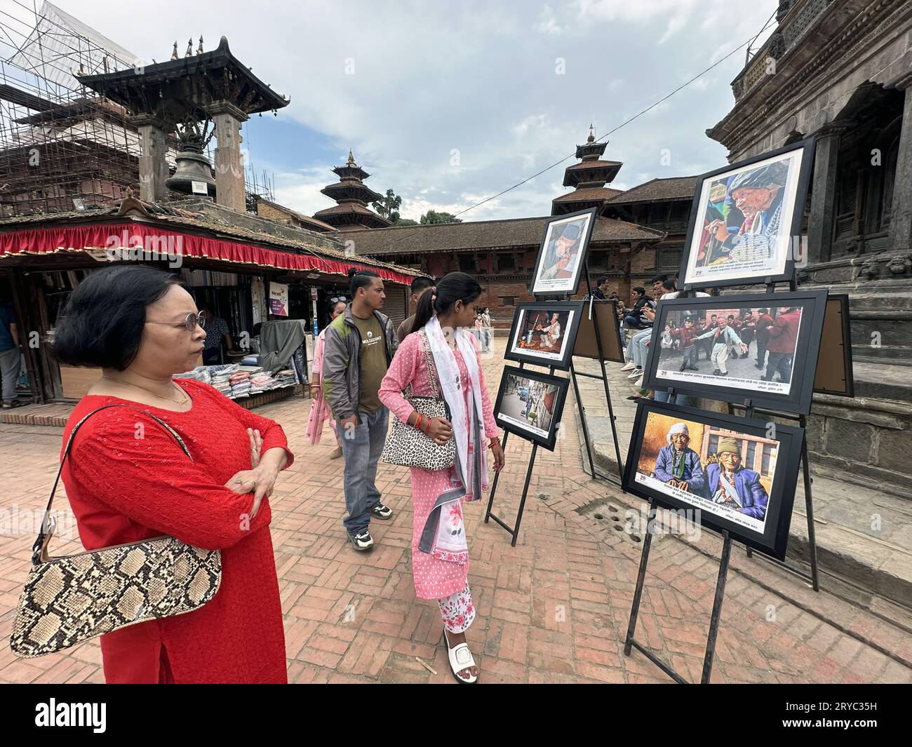 Lalitpur, Bagmati, Népal. 30 septembre 2023. Les gens visitent une exposition de photos intitulée ''les personnes âgées en photos'' à l'occasion de la Journée internationale des personnes âgées organisée par le Forum national des journalistes photo (NFPJ) en collaboration avec le Népal vieillissant sur la place Patan Durbar à Lalitpur, Népal, le 30 septembre 2023. Le 14 décembre 1990, l'Assemblée générale des Nations Unies a désigné le 1 octobre de chaque année Journée internationale des personnes âgées. (Image de crédit : © Sunil Sharma/ZUMA Press Wire) USAGE ÉDITORIAL SEULEMENT! Non destiné à UN USAGE commercial ! Banque D'Images
