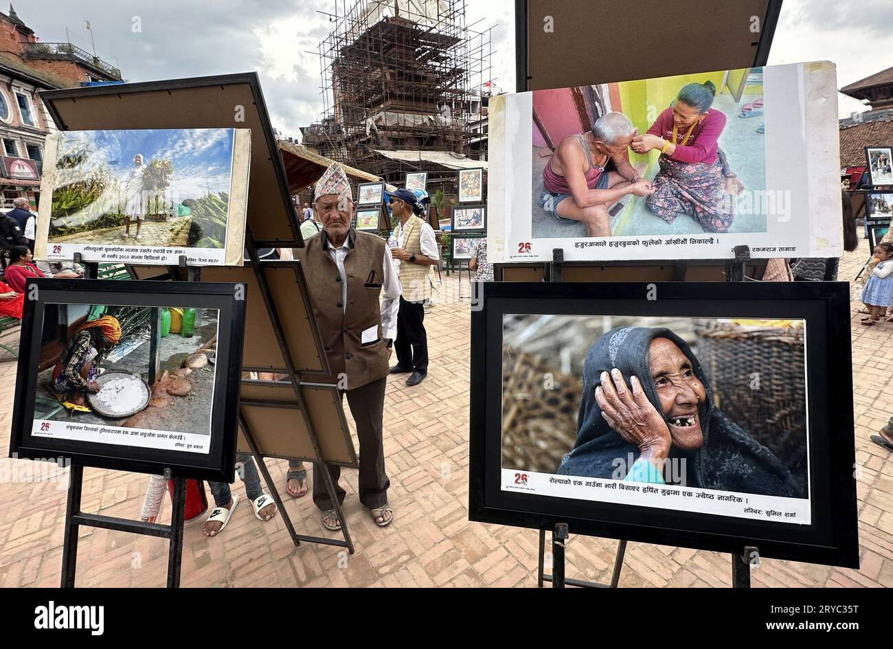 Lalitpur, Bagmati, Népal. 30 septembre 2023. Une personne âgée visite une exposition de photos intitulée ''les personnes âgées en photos'' à l'occasion de la Journée internationale des personnes âgées organisée par le Forum national des journalistes photo (NFPJ) en collaboration avec le Népal vieillissant sur la place Patan Durbar à Lalitpur, Népal, le 30 septembre 2023. Le 14 décembre 1990, l'Assemblée générale des Nations Unies a désigné le 1 octobre de chaque année Journée internationale des personnes âgées. (Image de crédit : © Sunil Sharma/ZUMA Press Wire) USAGE ÉDITORIAL SEULEMENT! Non destiné à UN USAGE commercial ! Banque D'Images