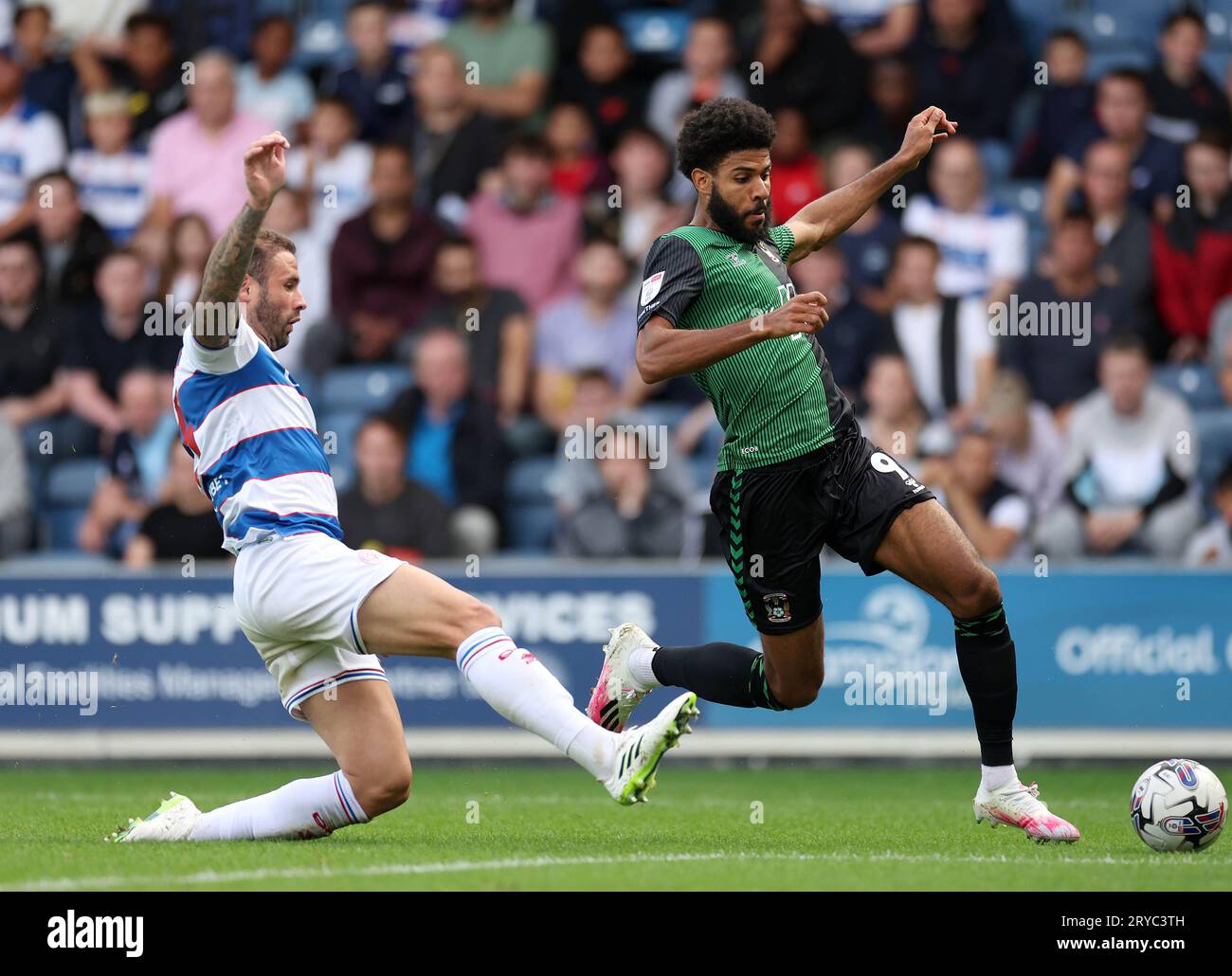 Ellis Simms de Coventry City passe devant Steve Cook des Queens Park Rangers lors du Sky Bet Championship Match à Loftus Road, Londres. Date de la photo : Samedi 30 septembre 2023. Banque D'Images