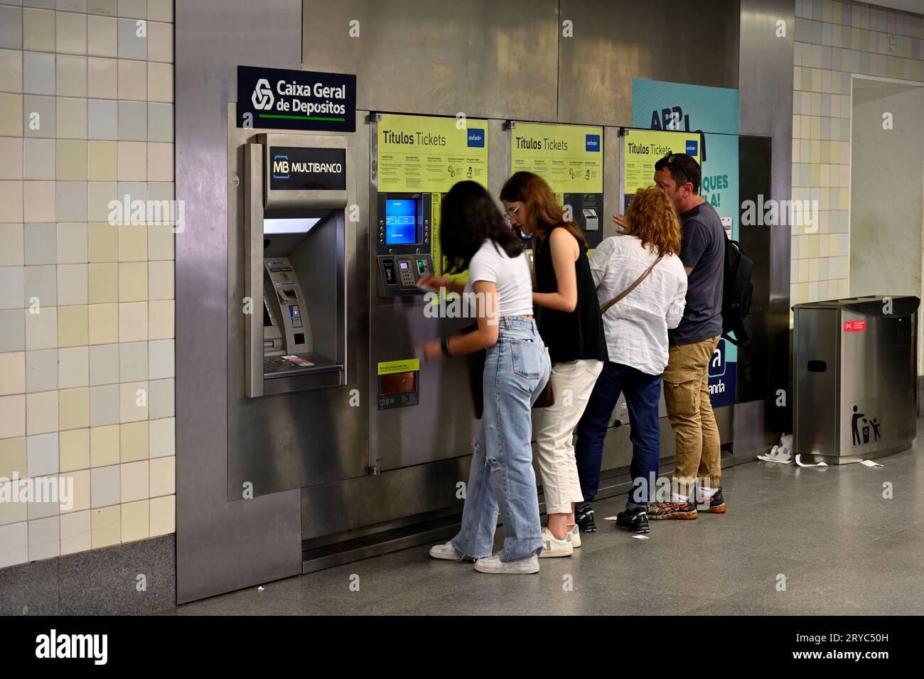 Les gens achètent des billets de train aux distributeurs pour le métro, Porto, Portugal Banque D'Images