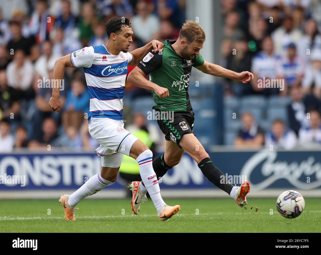 Matthew Godden, de Coventry City, tire devant Andre Dozzell, des Queens Park Rangers, lors du Sky Bet Championship Match à Loftus Road, Londres. Date de la photo : Samedi 30 septembre 2023. Banque D'Images