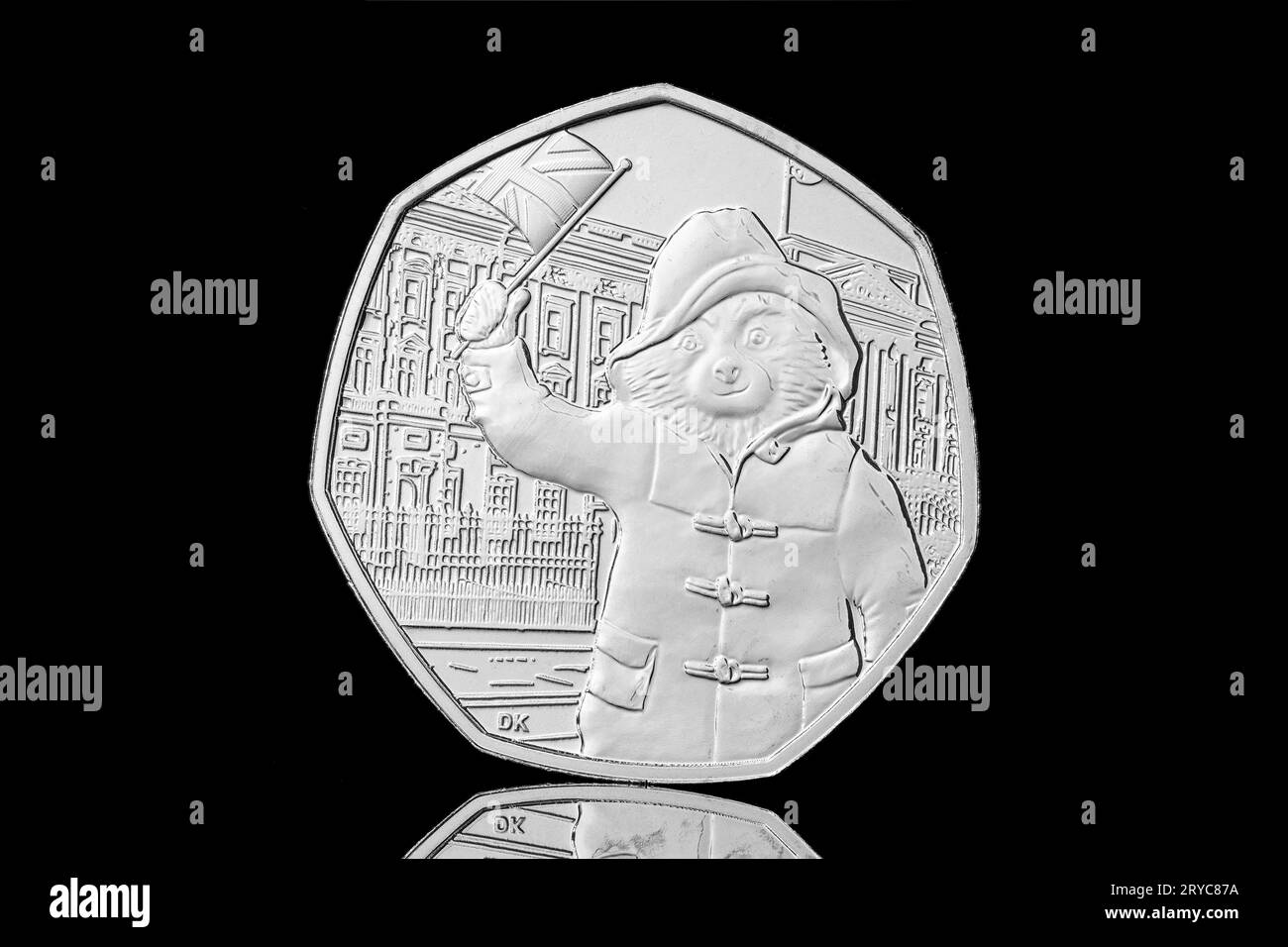 50p pièces commémorant le 60th anniversaire de la première apparition de l'ours Paddington. Celui-ci dispose de Paddington à l'extérieur de Buckingham Palace Banque D'Images