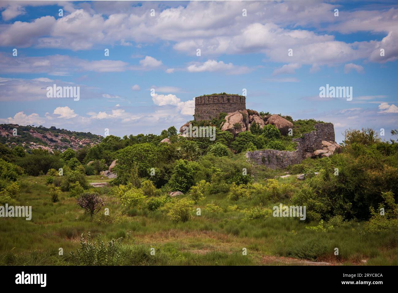 Fortification au sommet d'une butte dans le complexe du fort de Gingee dans le district de Vlupuram, Tamil Nadu, Inde Banque D'Images