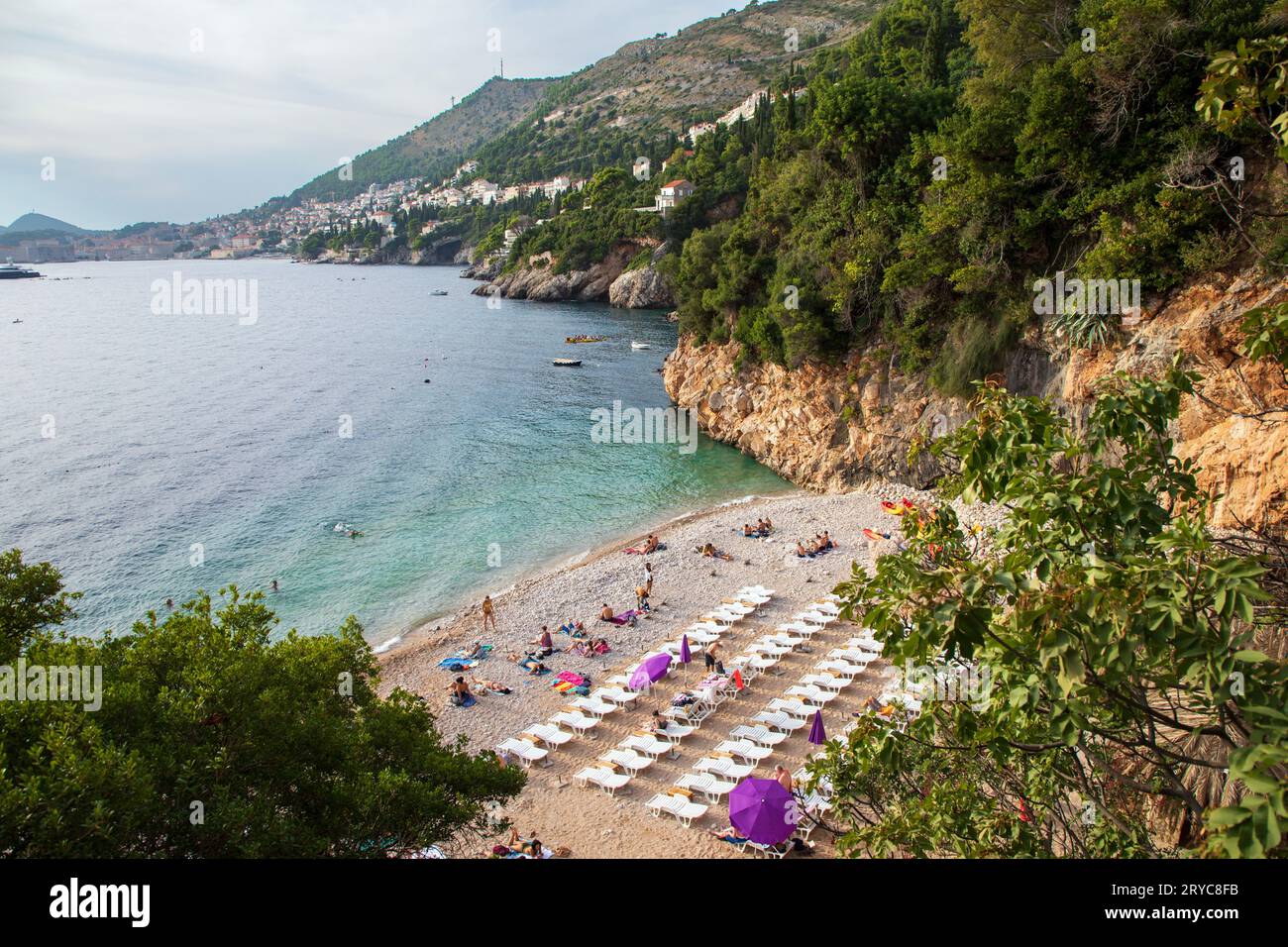 Dubrovnik, Croatie, 13 septembre 2023 : les gens apprécient la plage de Sveti Jakov près de Dubrovnik Banque D'Images