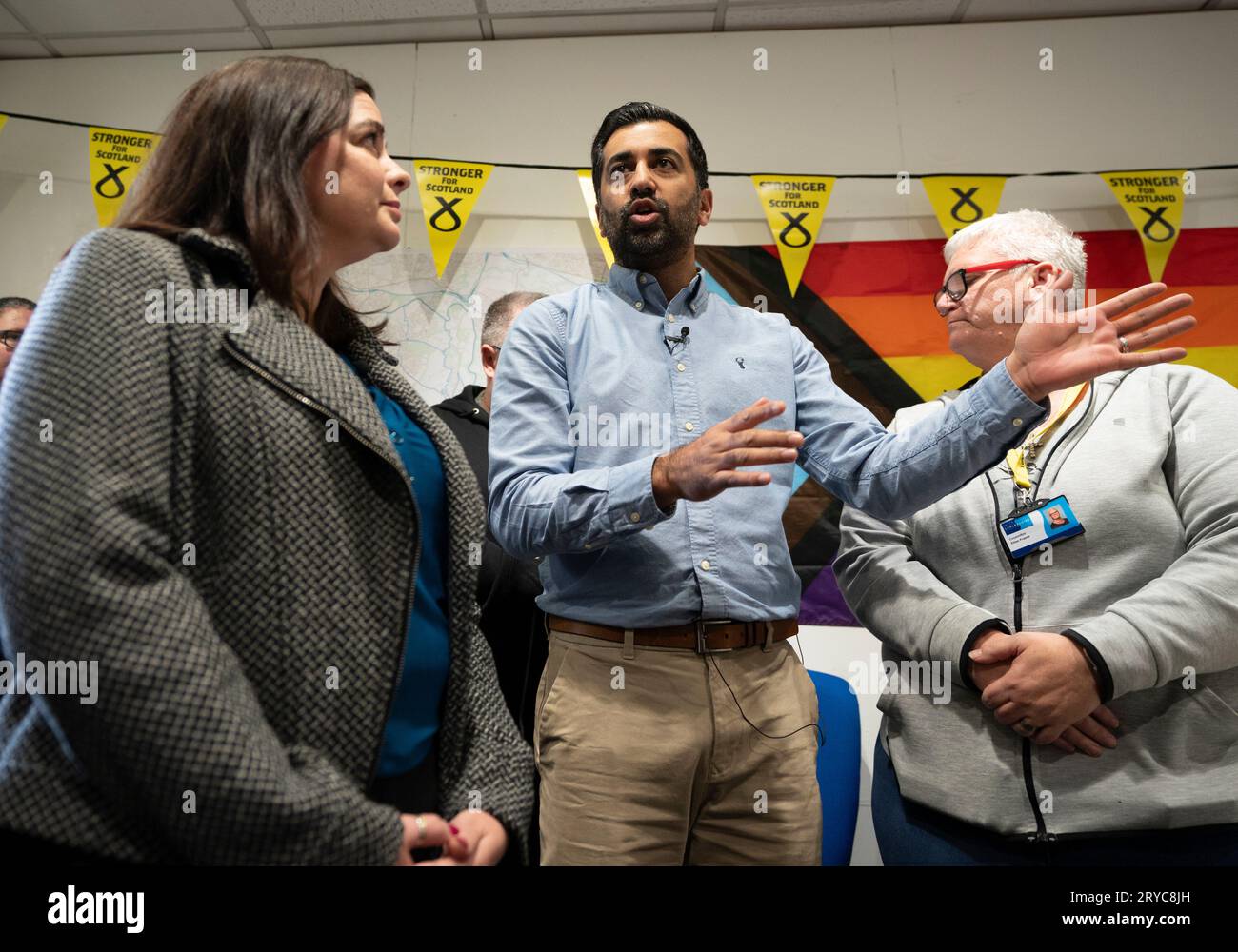 Rutherglen, Écosse, Royaume-Uni. 30 septembre 2023. Le premier ministre Humza Yousaf et la candidate du SNP pour l'élection partielle de Rutherglen et Hamilton Ouest, Katy Loudon, discutent avec les travailleurs du parti au Hub pour le SNP à Rutherglen. L'élection partielle a lieu le 5 octobre 2023. Iain Masterton/Alamy Live News Banque D'Images