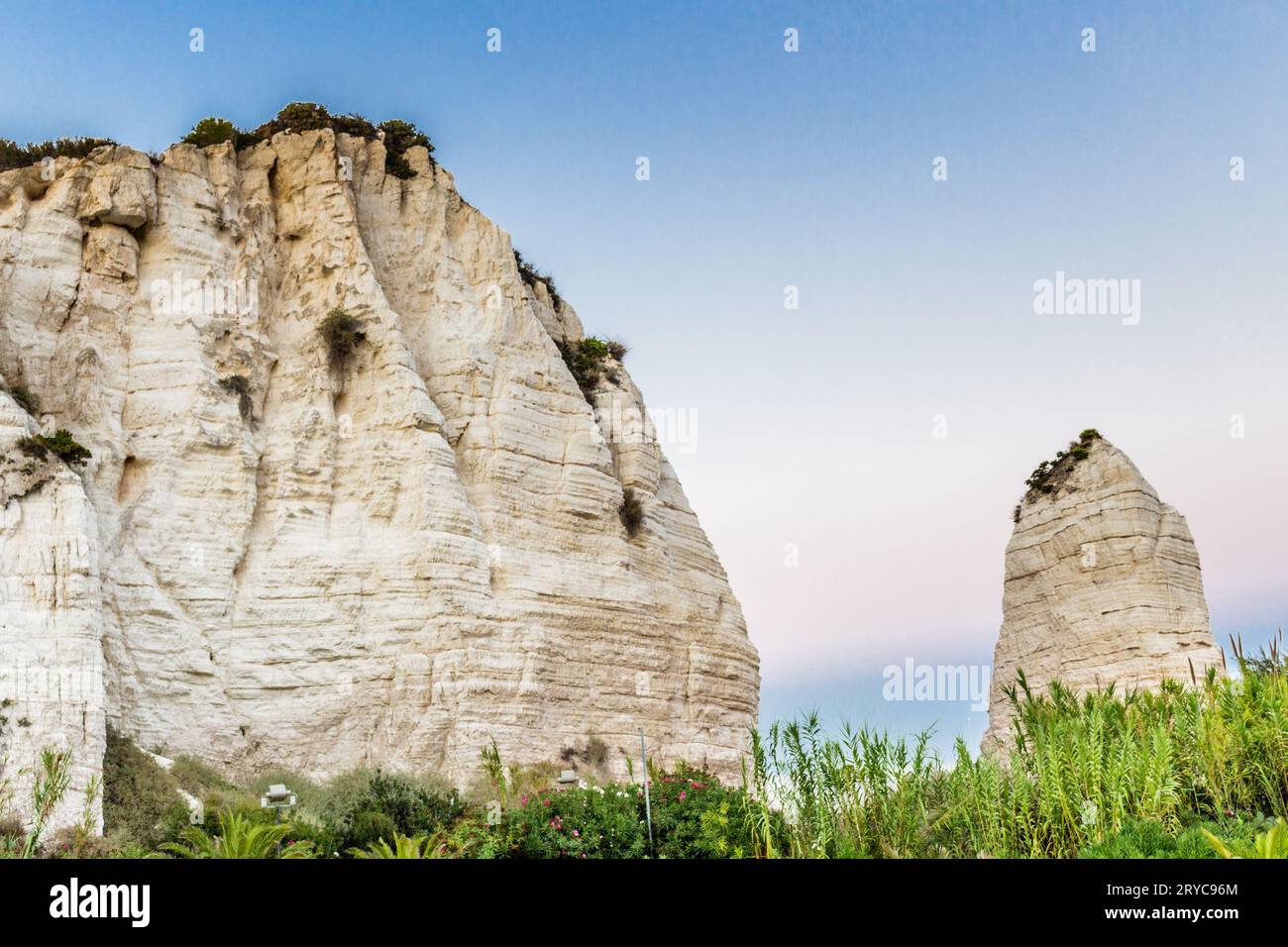 Falaises rocheuses à Vieste dans les Pouilles, Italie Banque D'Images