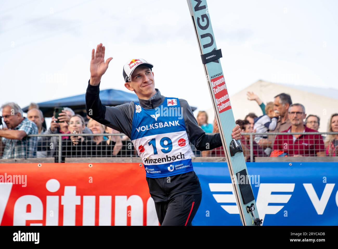 Hinzenbach, Autriche. 30 septembre 2023. Siegerehrung au Grand Prix d'été FIS Skisprung qui se déroule sur la colline de saut à ski près d'Eferding, la cérémonie de remise des prix, avec Daniel Tschofenig finig ©Andreas Stroh / Alamy Live News Banque D'Images