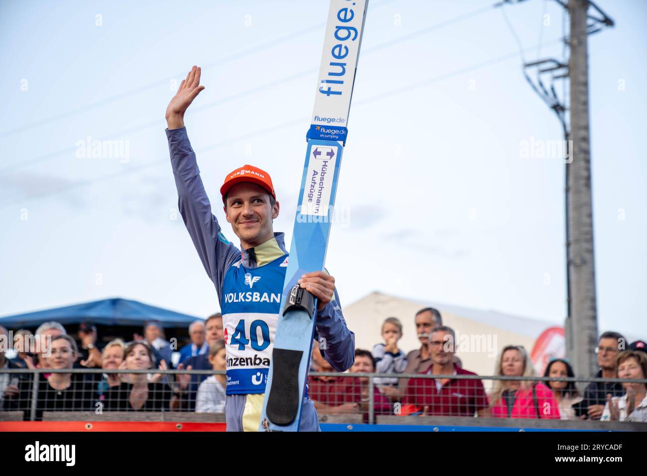 Hinzenbach, Autriche. 30 septembre 2023. Siegerehrung au Grand Prix d'été FIS Skisprung qui se déroule sur la colline de saut à ski près d'Eferding, la cérémonie de remise des prix, avec le deuxième finisseur Stephan Leyhe ©Andreas Stroh / Alamy Live News Banque D'Images