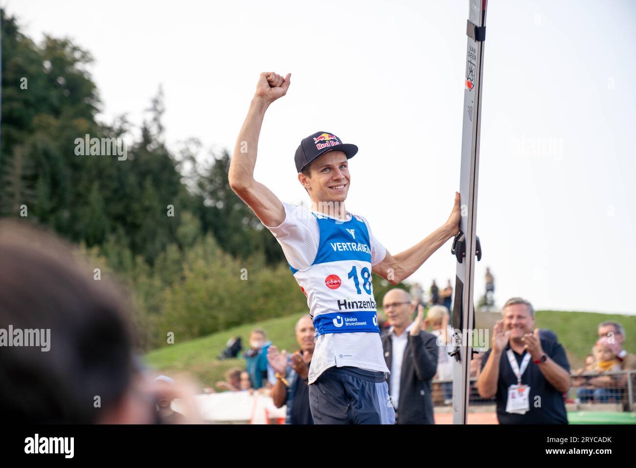 Hinzenbach, Autriche. 30 septembre 2023. Siegerehrung au Grand Prix d'été FIS Skisprung qui se déroule sur la colline de saut à ski près d'Eferding, le vainqueur Andreas Wellinger à la cérémonie de remise des prix ©Andreas Stroh / Alamy Live News Banque D'Images