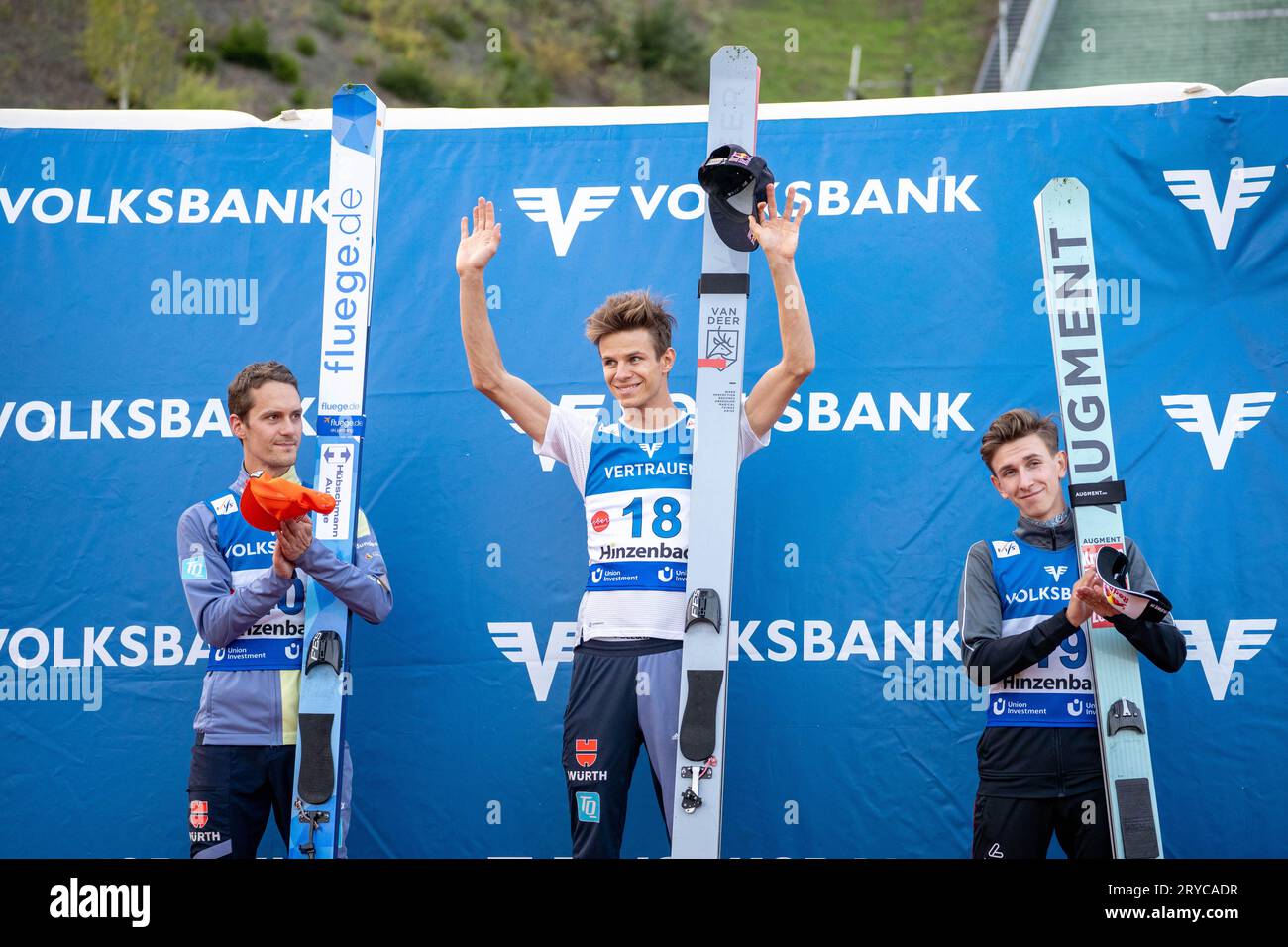 Hinzenbach, Autriche. 30 septembre 2023. Siegerehrung au Grand Prix d'été FIS Skisprung qui se déroule sur la colline de saut à ski près d'Eferding, le vainqueur Andreas Wellinger à la cérémonie de remise des prix, avec les deuxième et troisième places Stephan Leyhe et Daniel Tschofenig ©Andreas Stroh / Alamy Live News Banque D'Images