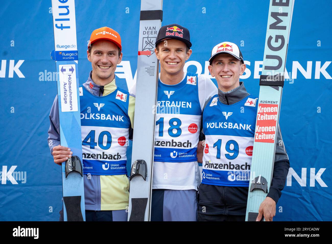 Hinzenbach, Autriche. 30 septembre 2023. Siegerehrung au Grand Prix d'été FIS Skisprung qui se déroule sur la colline de saut à ski près d'Eferding, le vainqueur Andreas Wellinger à la cérémonie de remise des prix, avec les deuxième et troisième places Stephan Leyhe et Daniel Tschofenig ©Andreas Stroh / Alamy Live News Banque D'Images