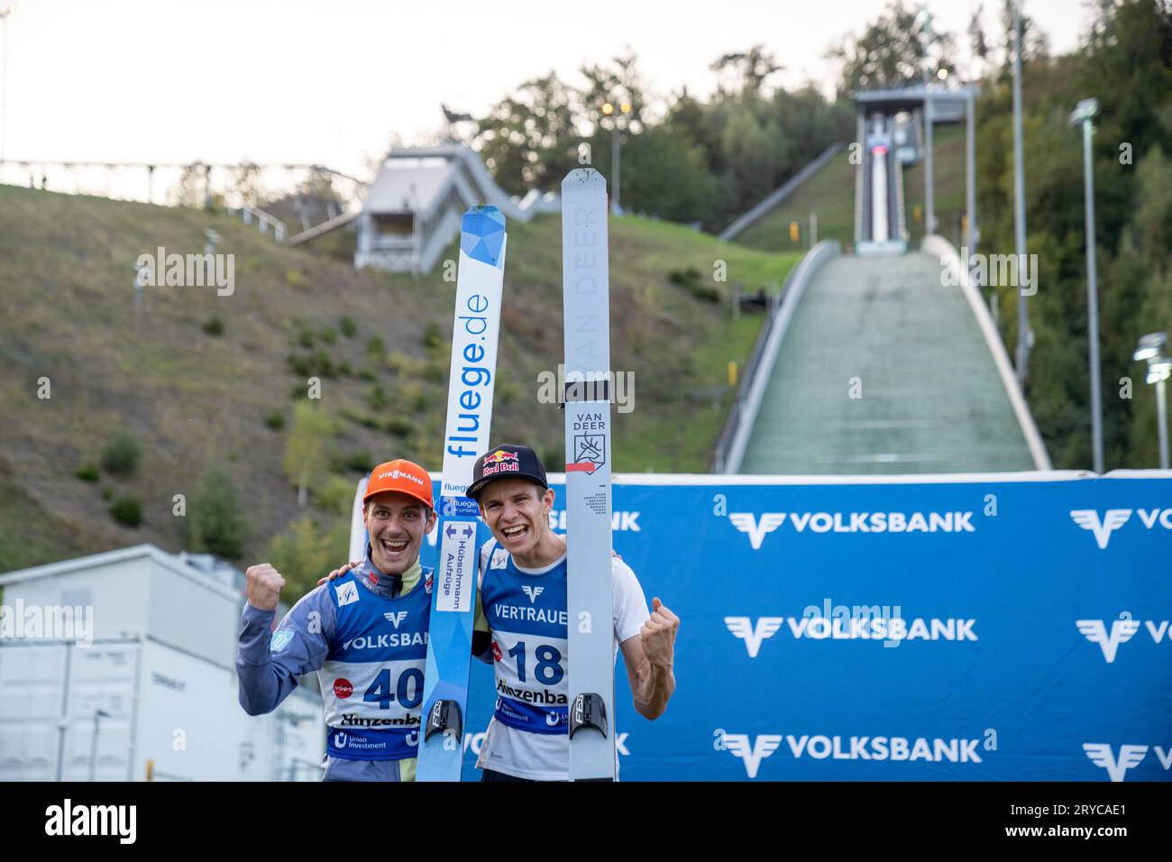 Hinzenbach, Autriche. 30 septembre 2023. Siegerehrung au Grand Prix d'été FIS Skisprung qui se déroule sur la colline de saut à ski près d'Eferding, le vainqueur Andreas Wellinger lors de la cérémonie de remise des prix, avec Stephan Leyhe et Daniel Tschofenig ©Andreas Stroh / Alamy Live News Banque D'Images