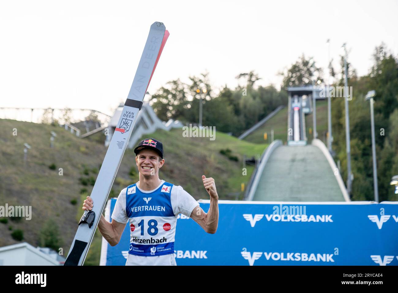 Hinzenbach, Autriche. 30 septembre 2023. Siegerehrung au Grand Prix d'été FIS Skisprung qui se déroule sur la colline de saut à ski près d'Eferding, le vainqueur Andreas Wellinger à la cérémonie de remise des prix ©Andreas Stroh / Alamy Live News Banque D'Images