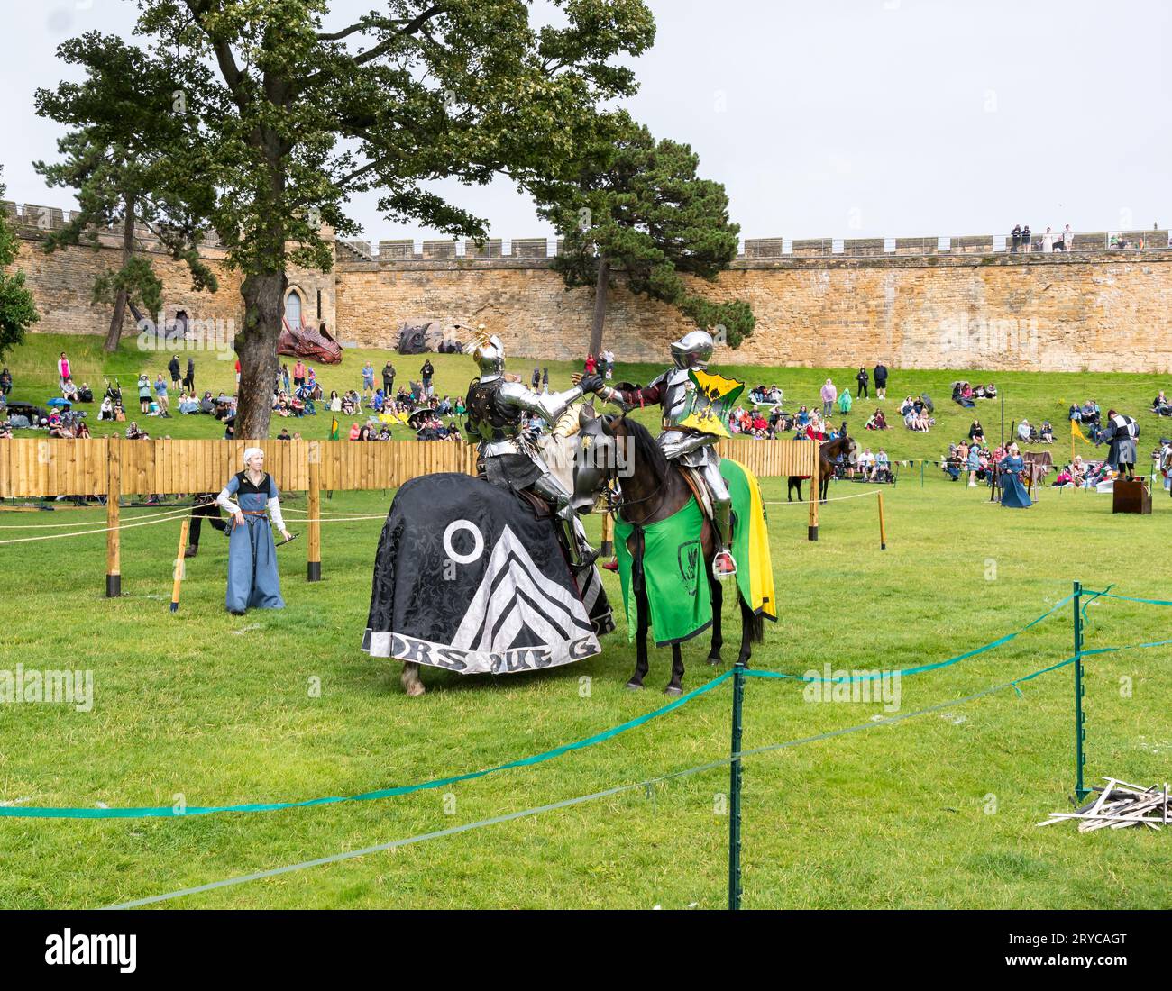 Deux chevaliers à cheval se saluant pendant l'événement de joute, Lincoln Castle, Lincoln City, Lincolnshire, Angleterre, ROYAUME-UNI Banque D'Images