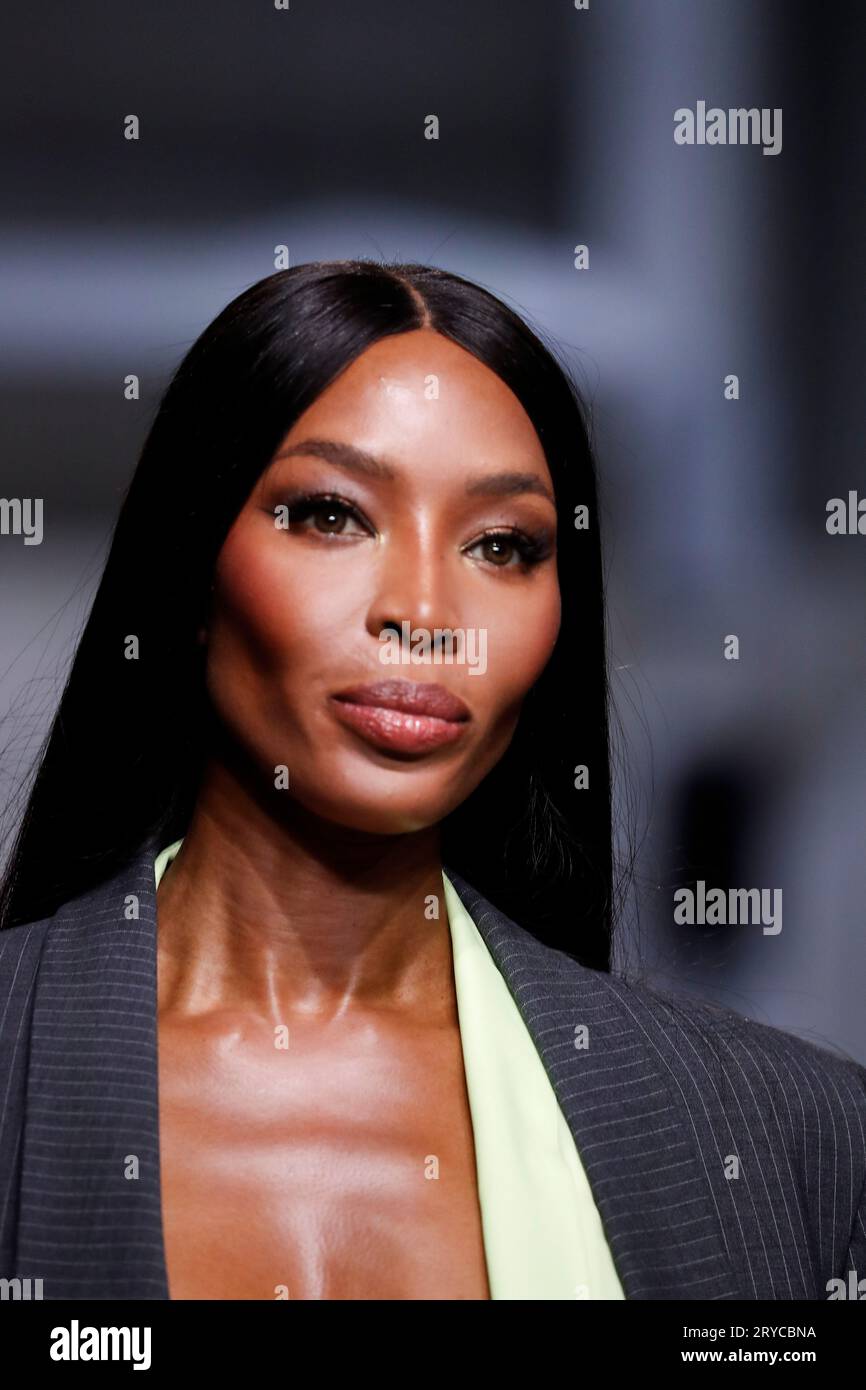 la-mannequin-naomi-campbell-marche-sur-la-piste-du-d-fil-coperni-lors