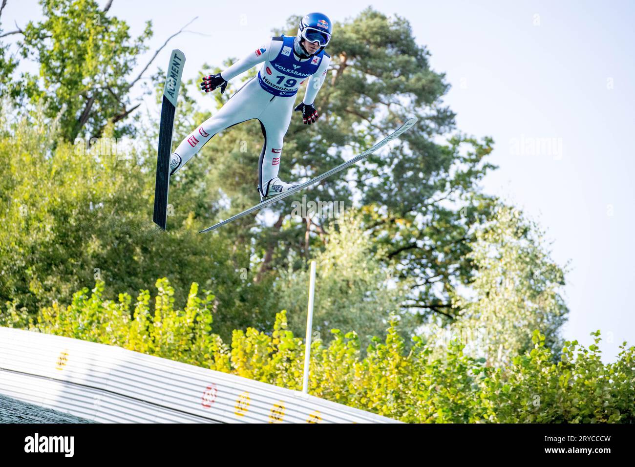 Hinzenbach, Autriche. 30 septembre 2023. Grand Prix d'été FIS Skisprung se déroulant sur la colline de saut à ski près d'Eferding, Austrias Daniel Tschofenig dans les airs ©Andreas Stroh / Alamy Live News Banque D'Images