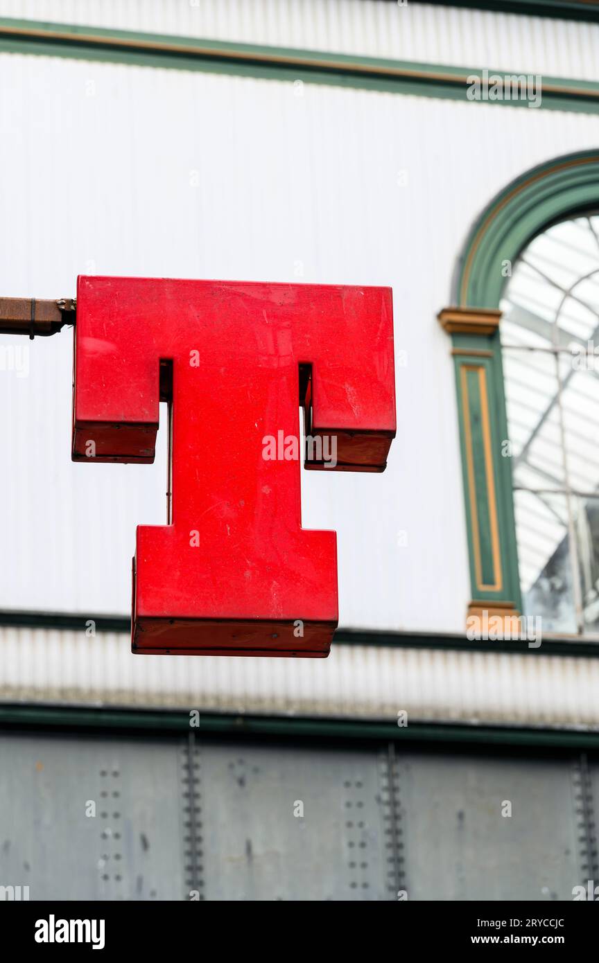 Logo Tennents Lager Red T affiché à l'extérieur d'un pub, Glasgow, Écosse, Royaume-Uni, Europe Banque D'Images