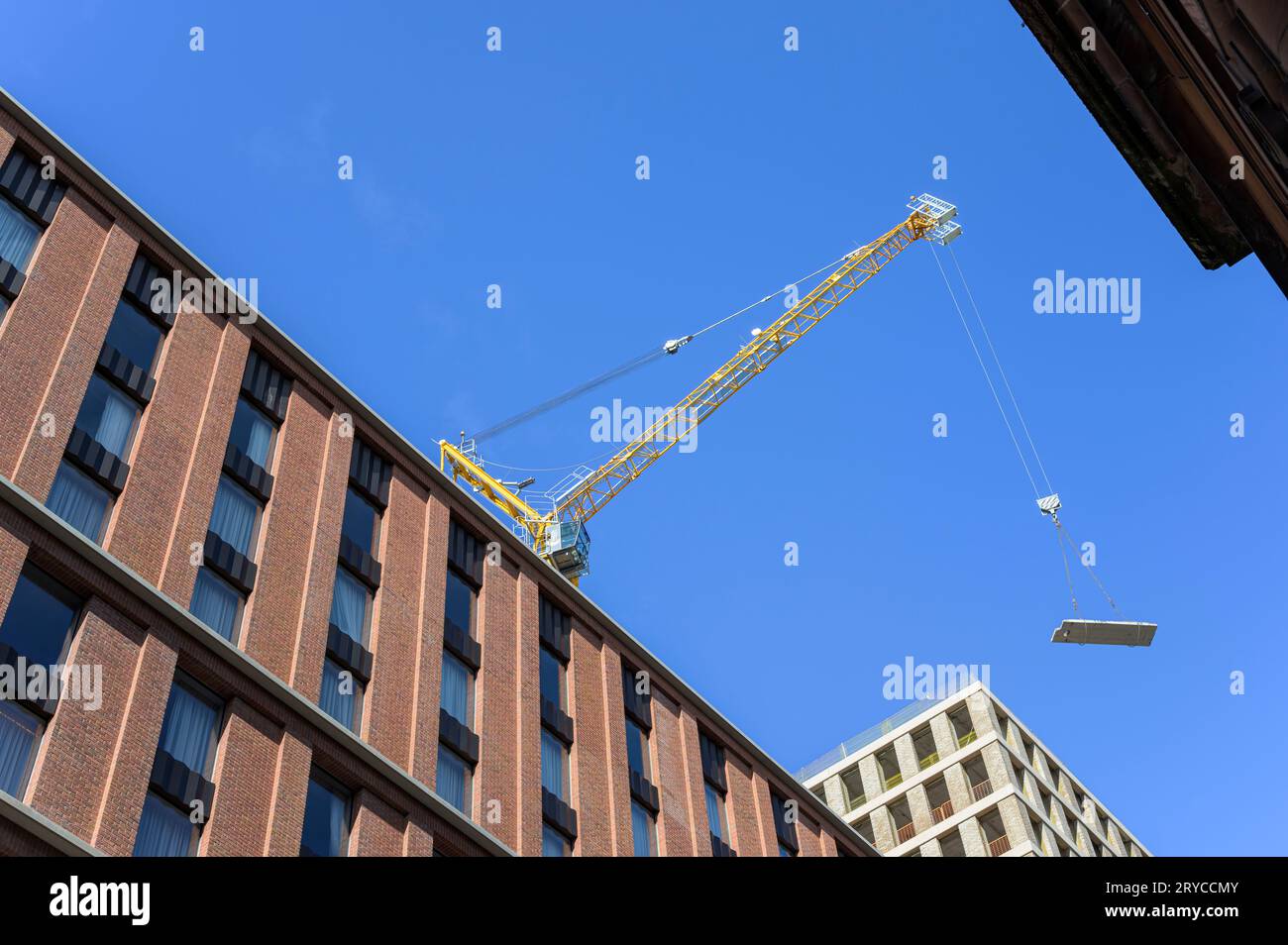 Dalle de béton soulevée par une grue de construction Glasgow, Écosse, Royaume-Uni, Europe Banque D'Images