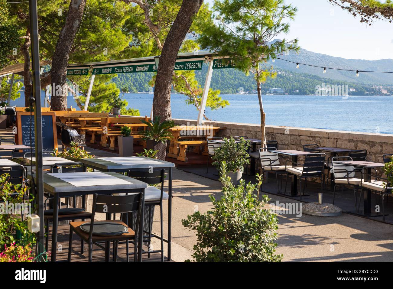 Korcula, Croatie, 17 septembre 2023 : Promenade avec restaurant en plein air dans la ville de Korcula, Croatie Banque D'Images