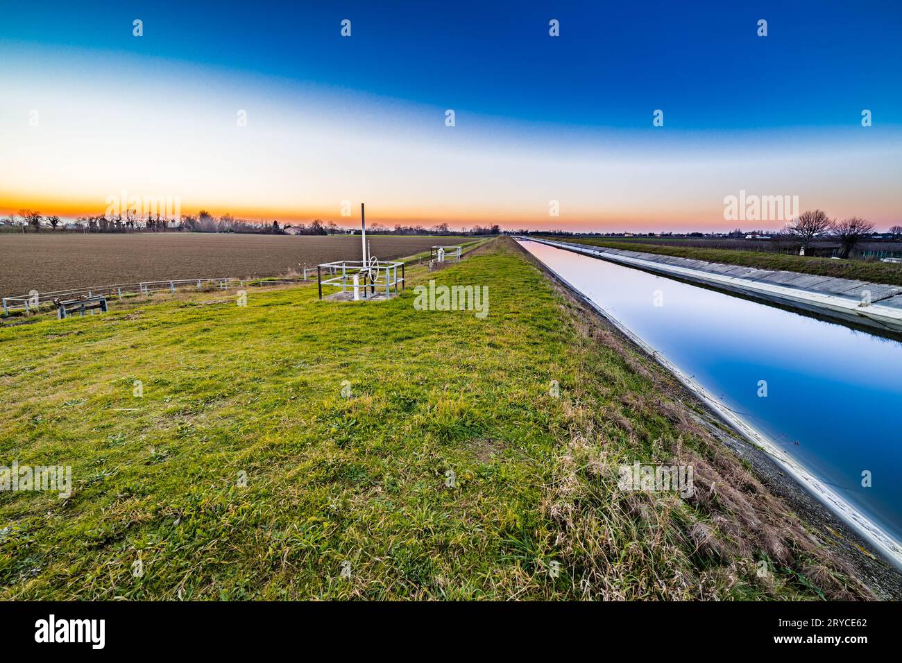 Canal d'eau et agriculture Banque D'Images