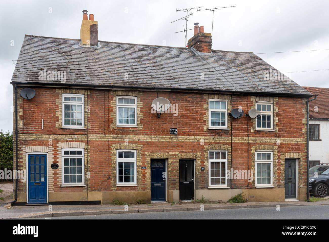 Vue des maisons propriétés sur la rue dans le village de Wrecclesham, Surrey, Angleterre, Royaume-Uni Banque D'Images