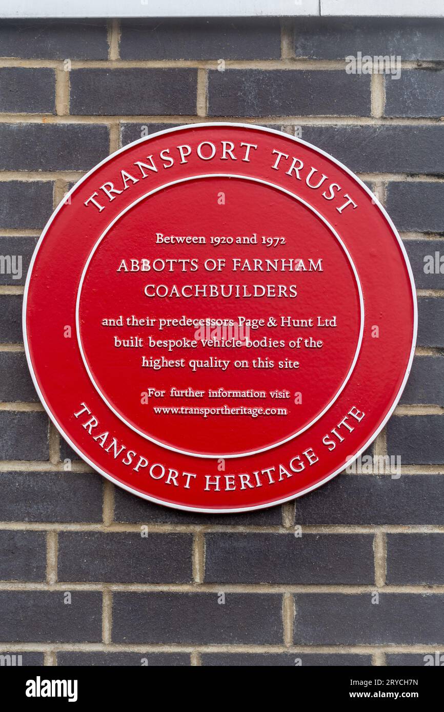Plaque Red transport Trust à Wrecclesham, Surrey, Angleterre, Royaume-Uni, histoire des Abbotts of Farnham Coachbuilders Banque D'Images