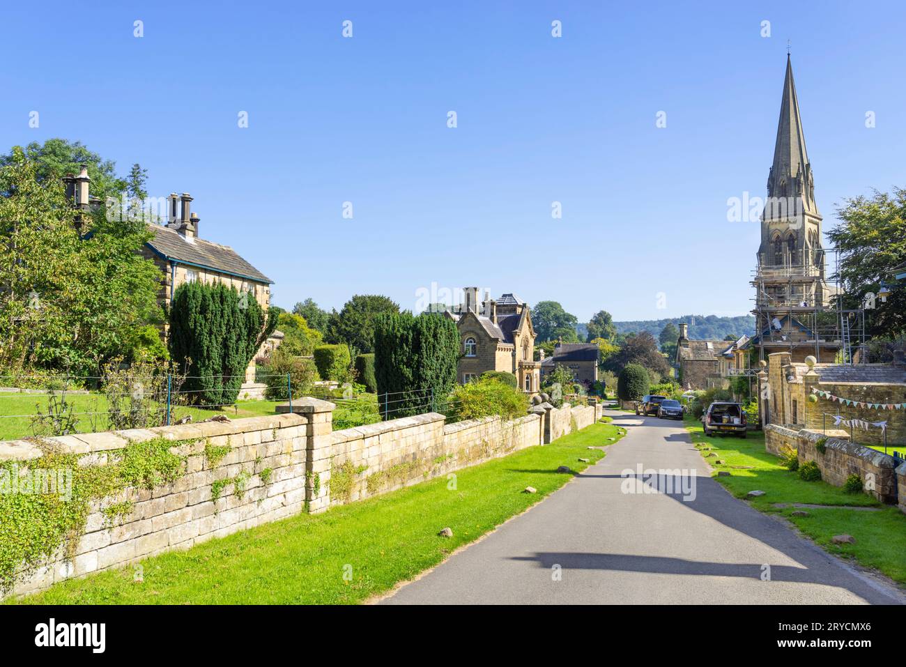 Edensor village St Peter's Church Edensor Derbyshire Peak District National Park Derbyshire Angleterre Royaume-Uni GB Europe Banque D'Images